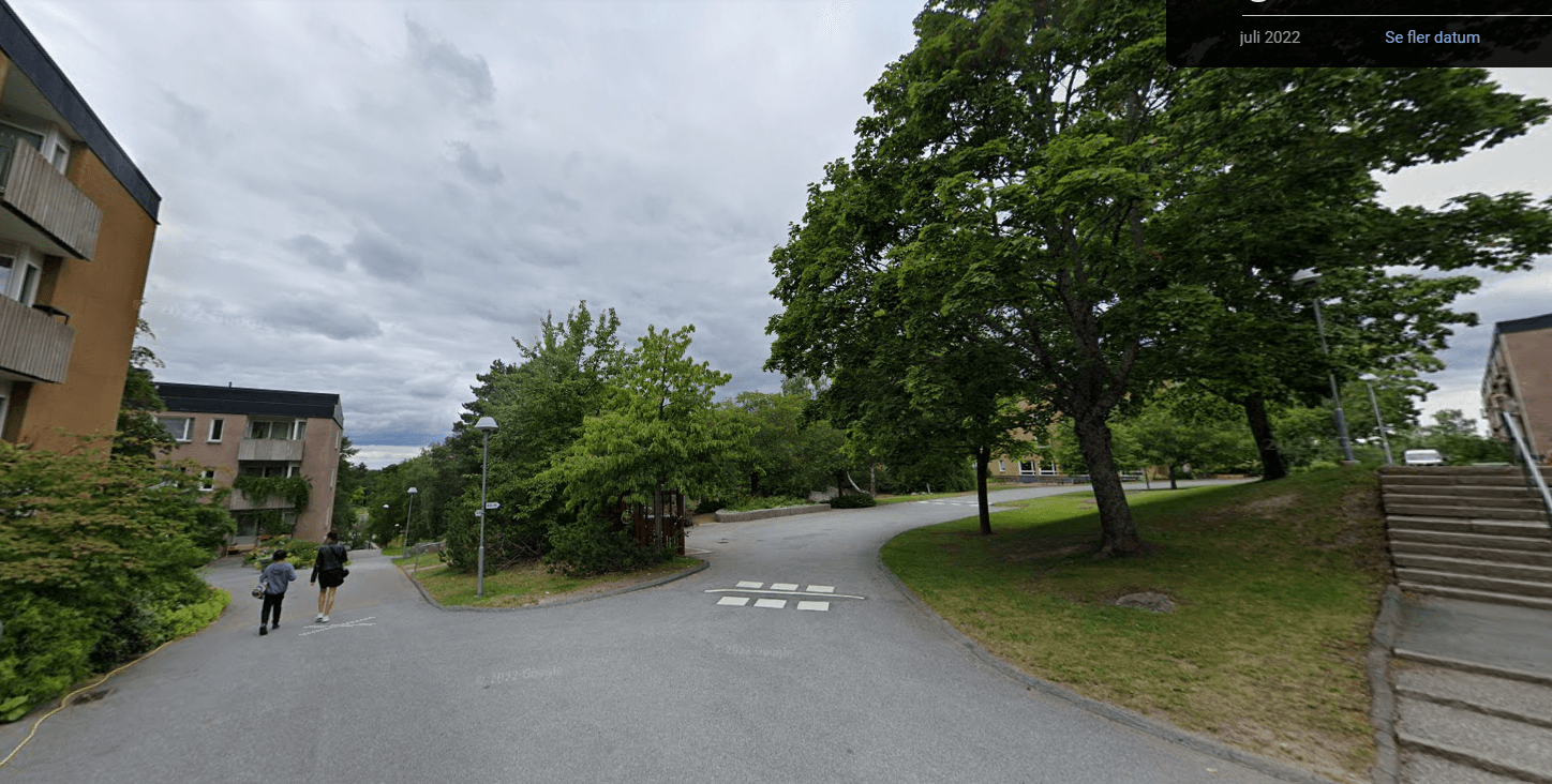 75 hyresrättsbostäder föreslås längs Lilla sällskapets väg. Bostäderna byggs på befintliga parkeringsplatser tätt intill bostadshusen. Parkområdet, parkeringsplatserna och grönområdet kommer att bebyggas med flerbostadshus. Bostäderna drabbas hårt som får nya bostadshus precis utanför sina fönster med full insyn i lägenheterna och sämre solljusförhållanden som konsekvens.