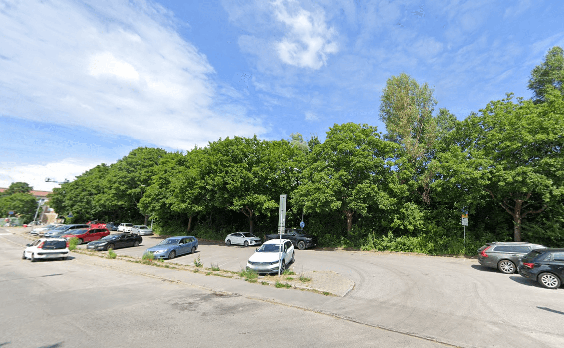 Parkeringsplatser bebyggs med 70 bostäder längs Holmögaddsvägen i Kärrtorp.