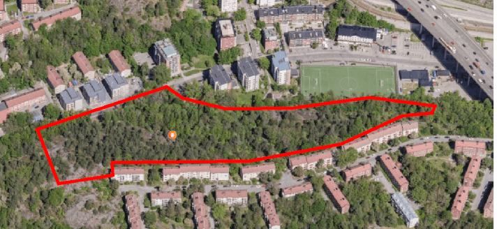 150 bostäder varav 50 hyresrätter och 100 bostadsrätter är bara en av de många pågående exploateringar i Gröndal. Området kring Gröndal bollplan har höga naturvärden med många arter av djur och växter, inklusive rödlistade arter, och fungerar som en viktig spridningskorridor för djurlivet, enligt stadens egna undersökningar.