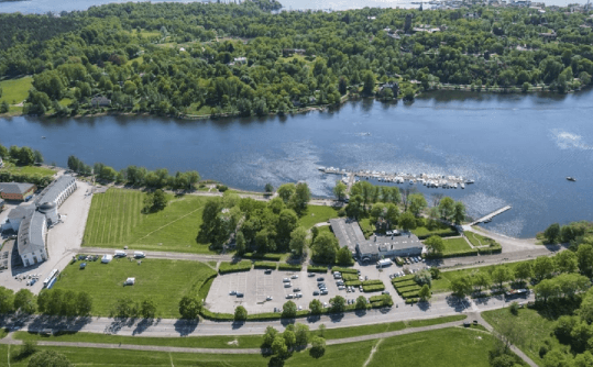 Villa Källhagen i Nationalstadsparken föreslås bygga ut med en ny hotellbyggnad på den befintliga hårdgjorda parkeringsplatsen intill Djurgårdsbrunnsvägen. Därtill ska uteserveringen med utsikt mot Djurgårdsbrunnsviken inglasas.