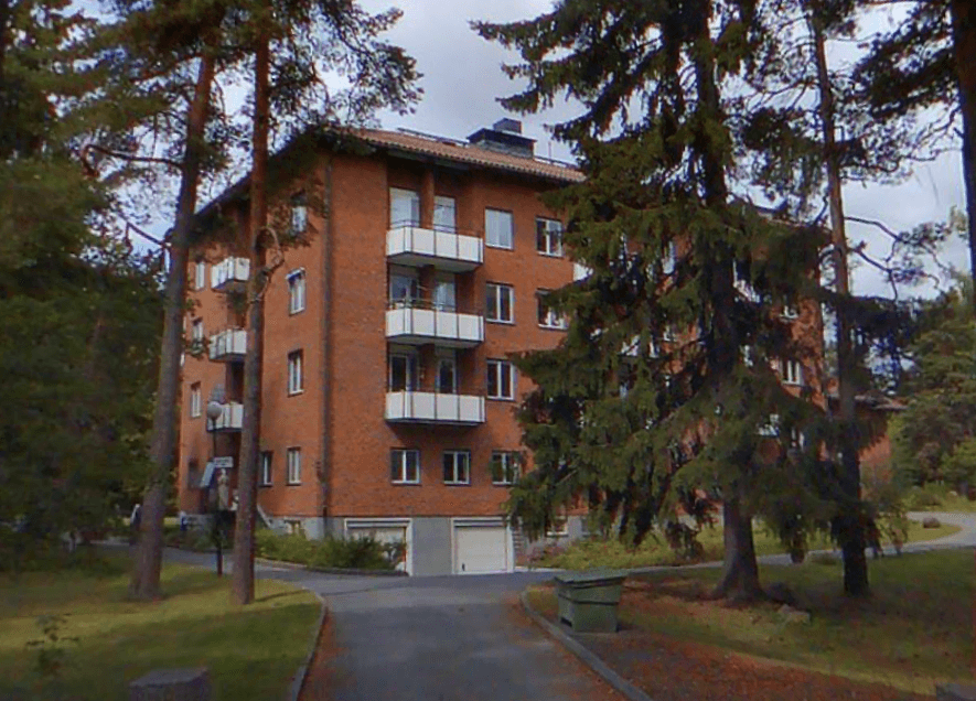 Grönskan runt äldreboendet Oscar I:s Minne i Bagarmossen förstörs